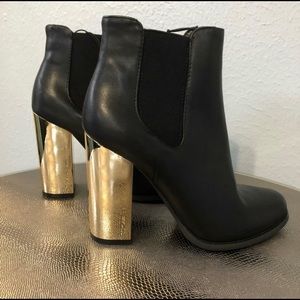 Nwt Forever 21 black and gold mirror ankle booties size 7.5